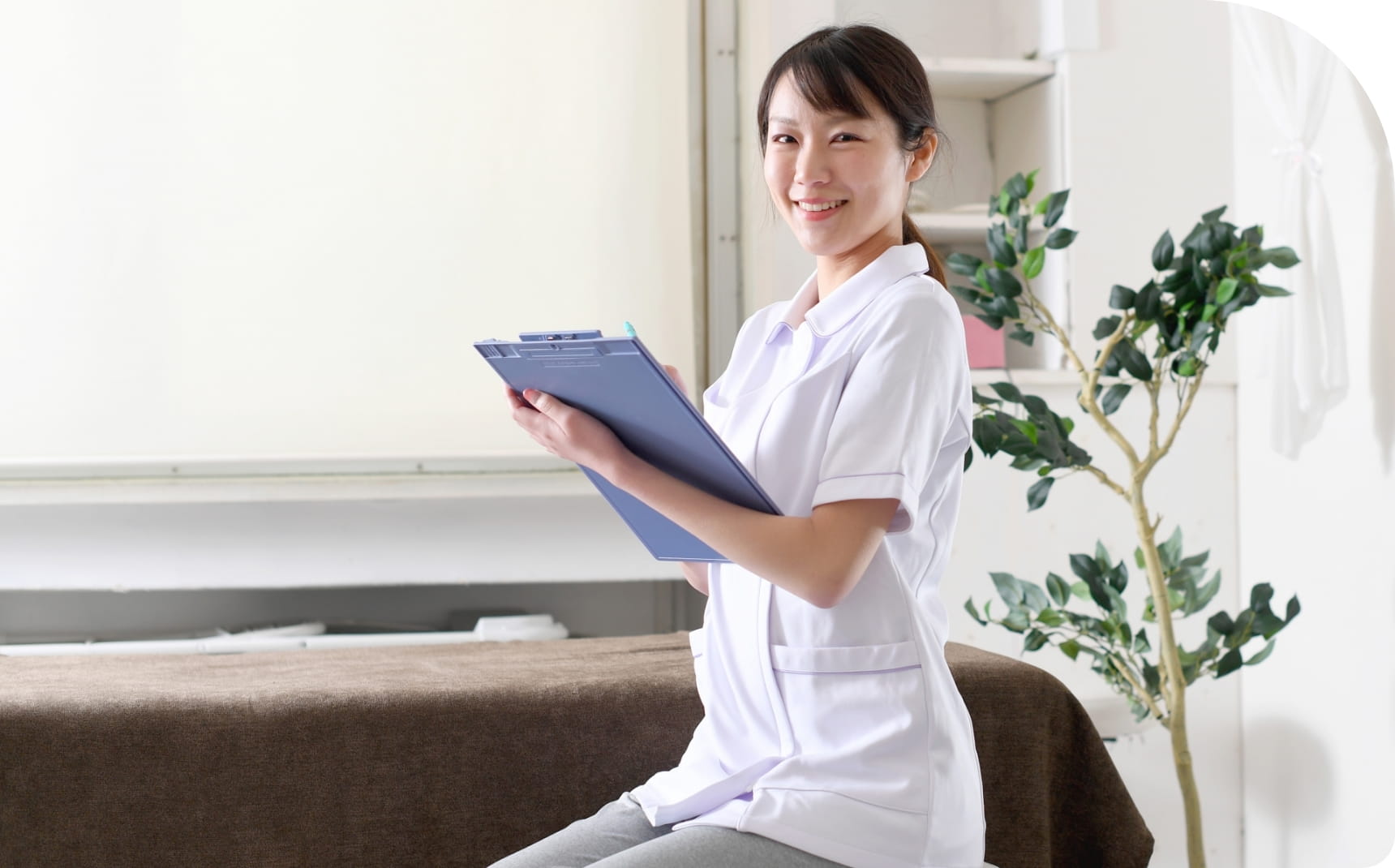 女性スタッフがカルテを持っている様子