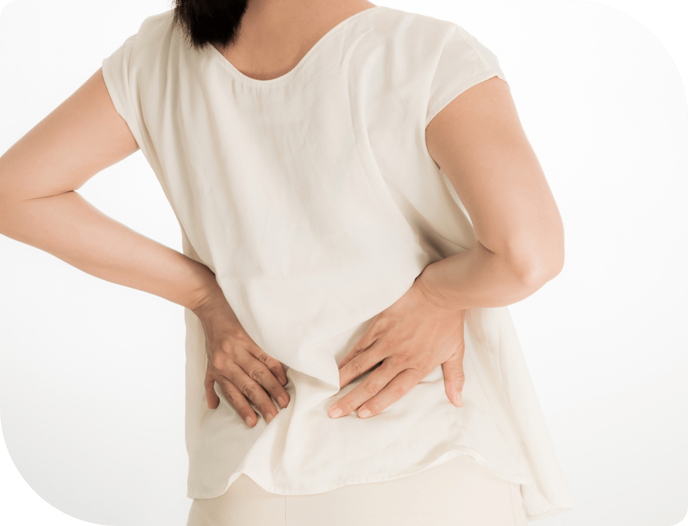 女性が両手で腰を押さえている様子