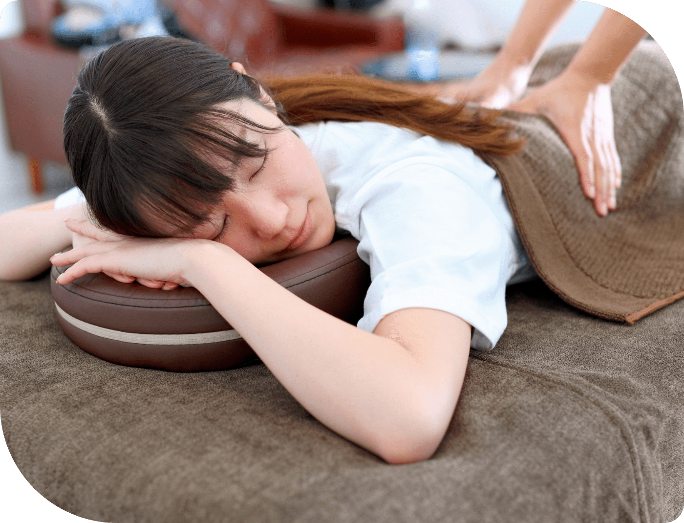 女性が腰のマッサージを受けている様子